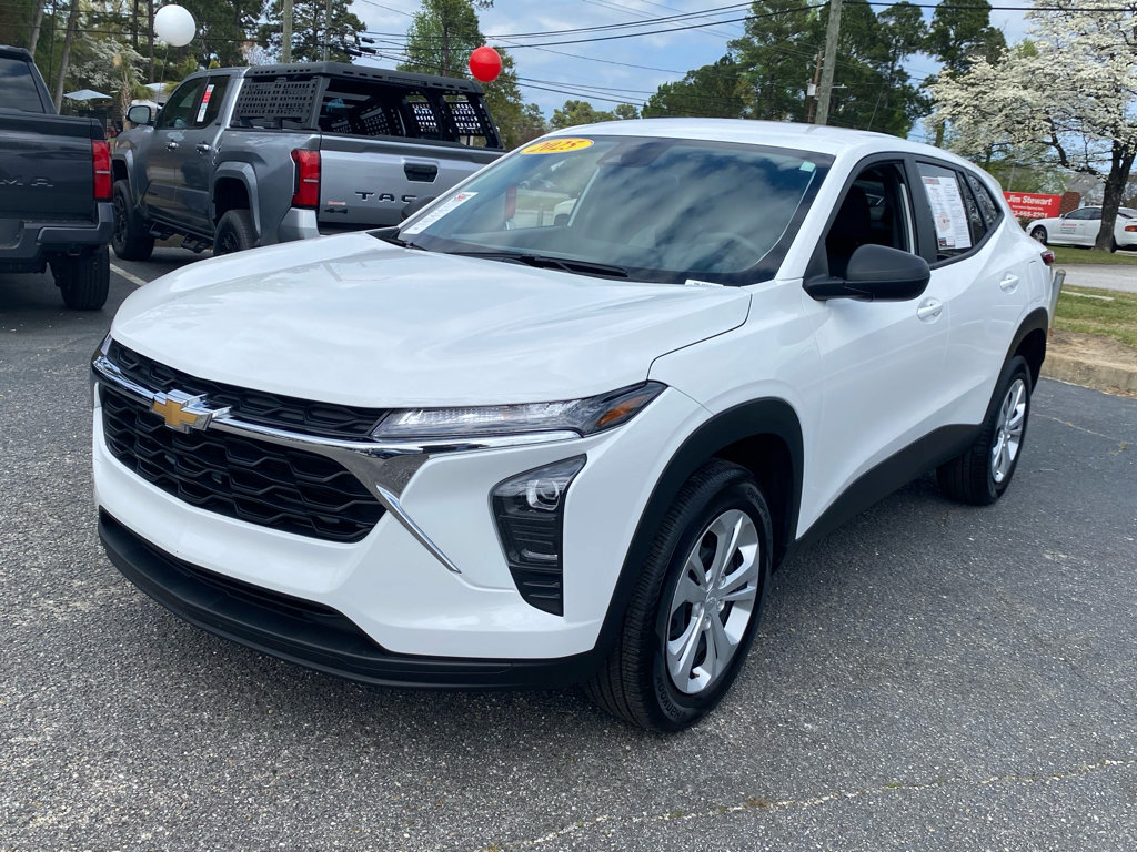 Used 2025 Chevrolet Trax LS image 2