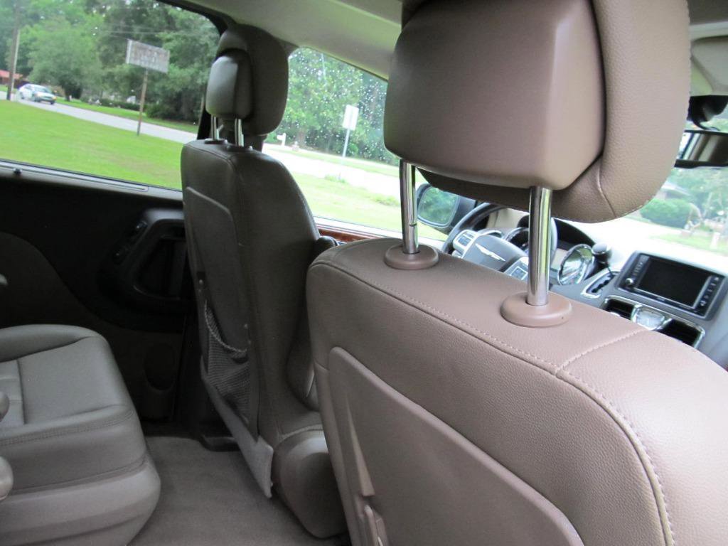 Used 2016 Chrysler Town & Country Touring-L image 36