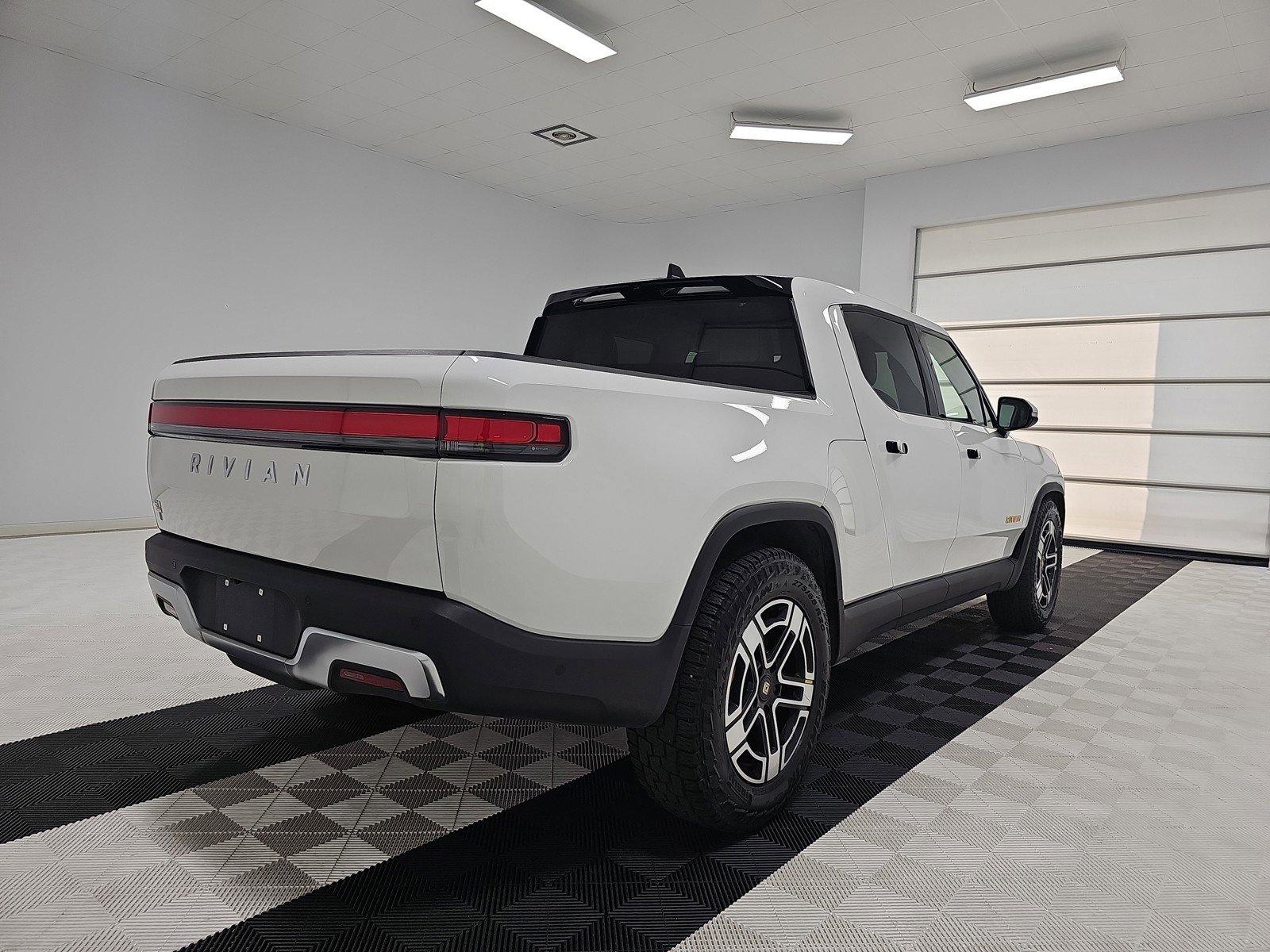 Used 2023 Rivian R1T Adventure image 5
