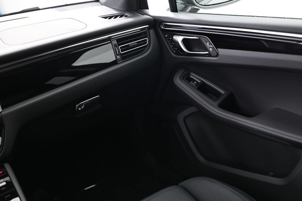 New 2026 Porsche Macan Turbo AWD/4WD image 31