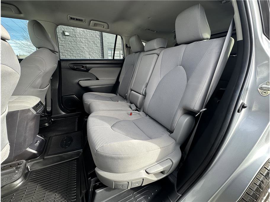Used 2020 Toyota Highlander LE image 16