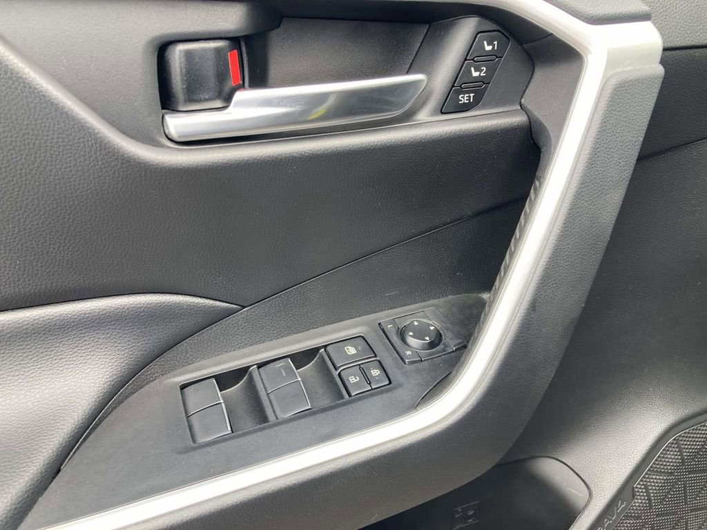 Used 2021 Toyota RAV4 XLE Premium image 19