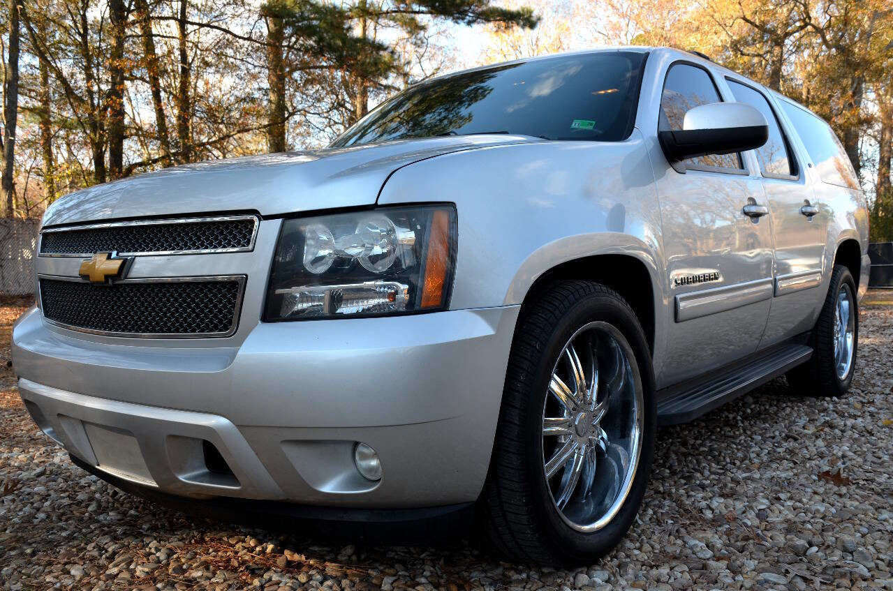 Used 2012 Chevrolet Suburban LT RWD image 2