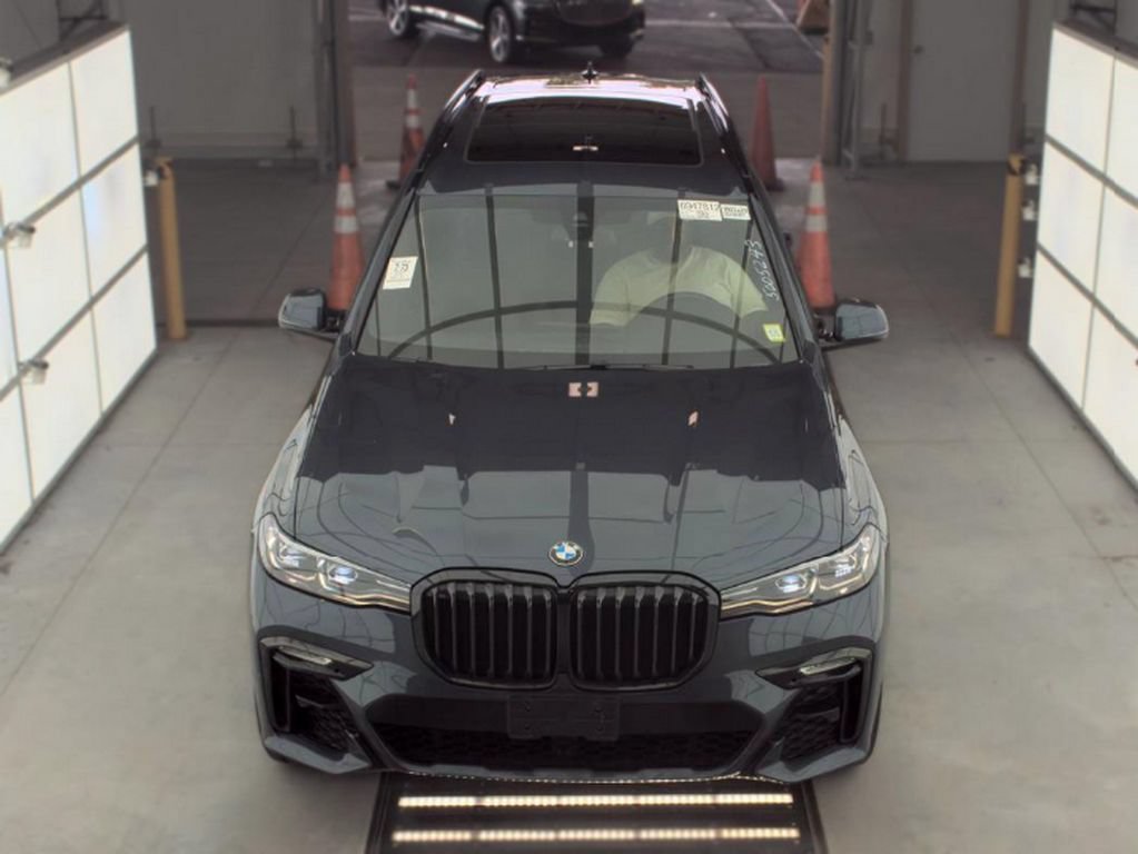 Used 2021 BMW X7 xDrive40i w/ M Sport Package AWD/4WD image 3