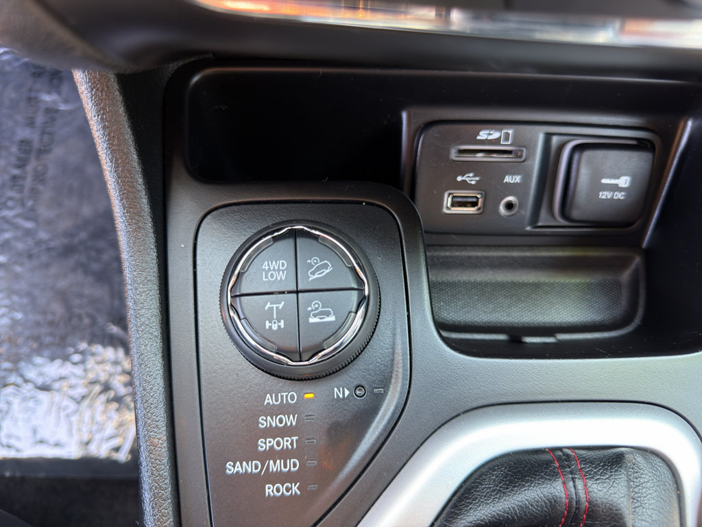 Used 2018 Jeep Cherokee Trailhawk w/ Cold Weather Group AWD/4WD image 14