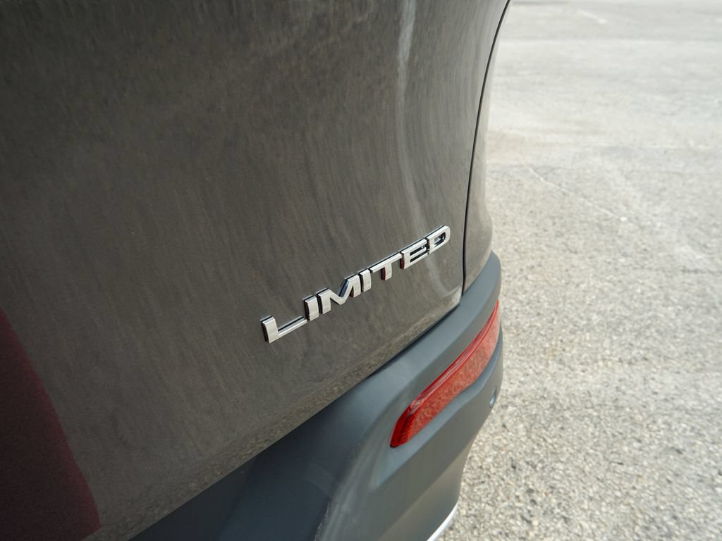 Used 2018 Jeep Cherokee Limited AWD/4WD image 10