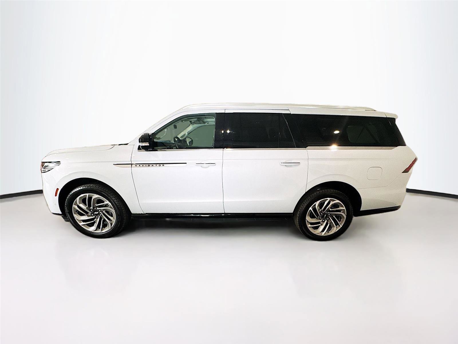 Used 2025 Lincoln Navigator L Reserve AWD/4WD image 29