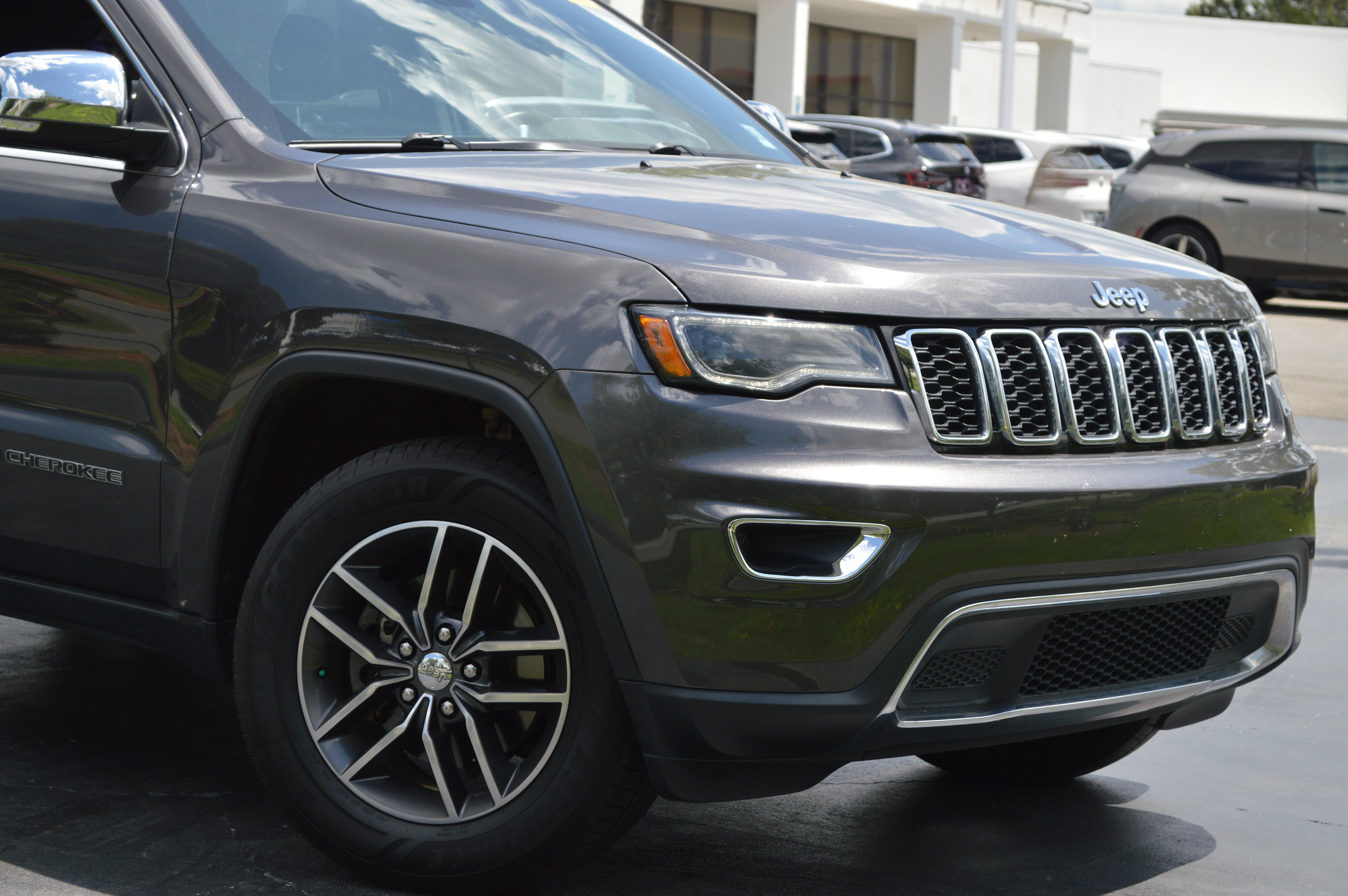 Used 2017 Jeep Grand Cherokee Limited w/ Luxury Group II AWD/4WD image 2