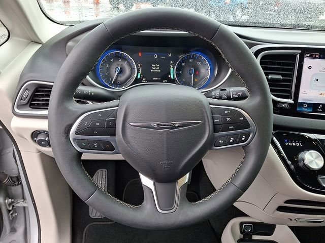 Used 2024 Chrysler Pacifica Touring-L image 14