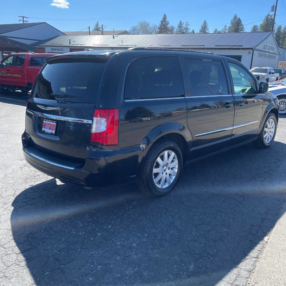 Used 2016 Chrysler Town & Country Touring image 5