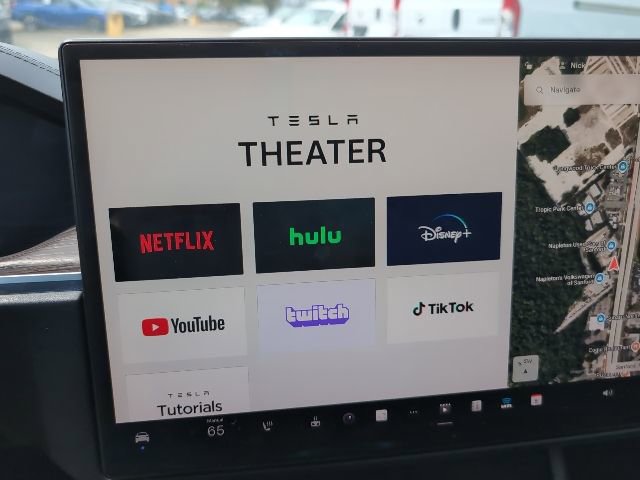 Used 2022 Tesla Model X image 17