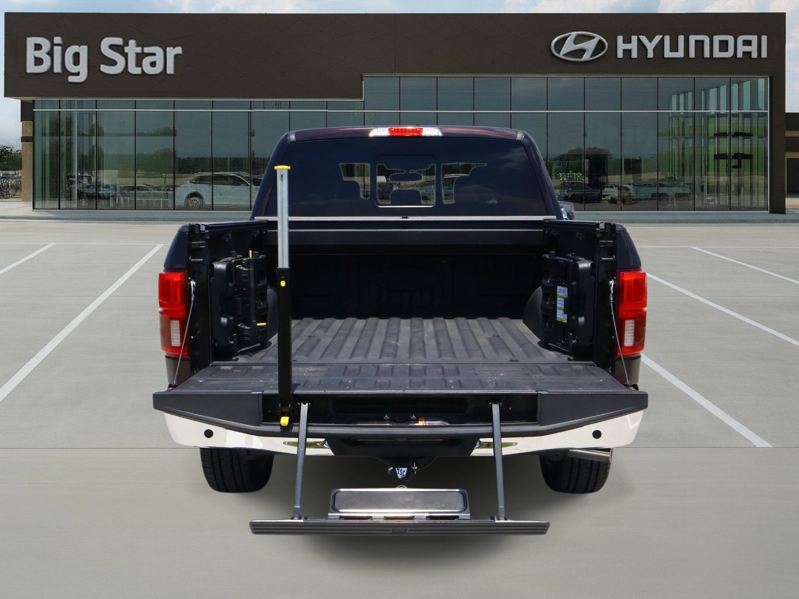 Used 2018 Ford F150 King Ranch w/ Equipment Group 601A Luxury AWD/4WD image 8