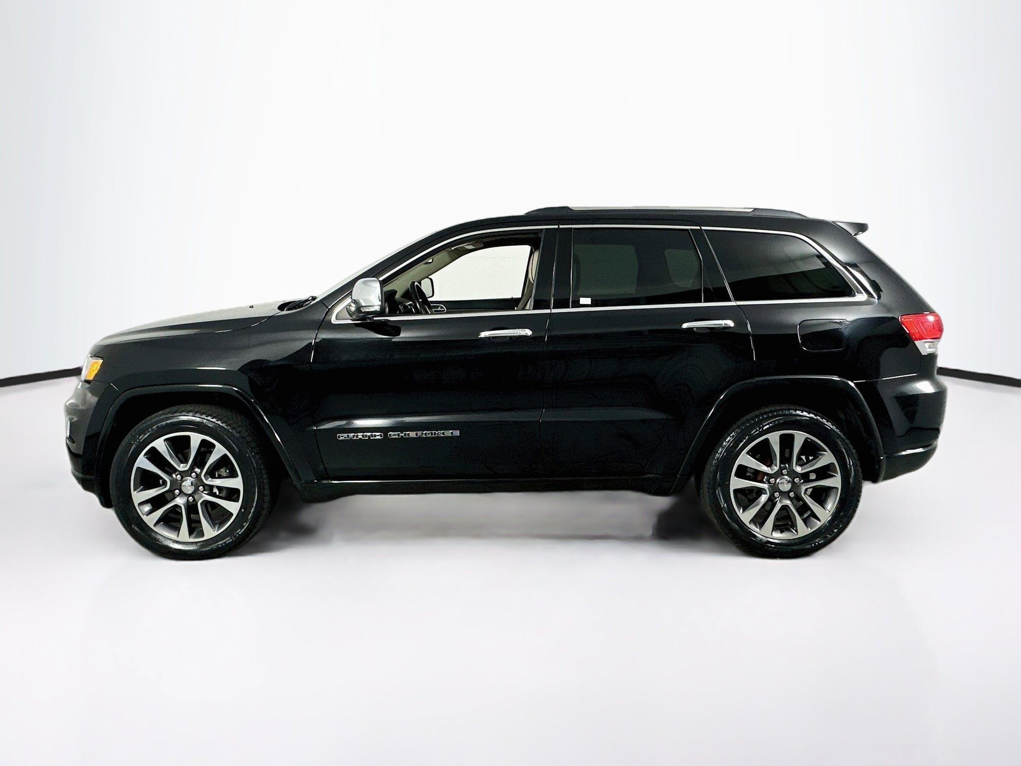 Used 2017 Jeep Grand Cherokee Overland AWD/4WD image 8
