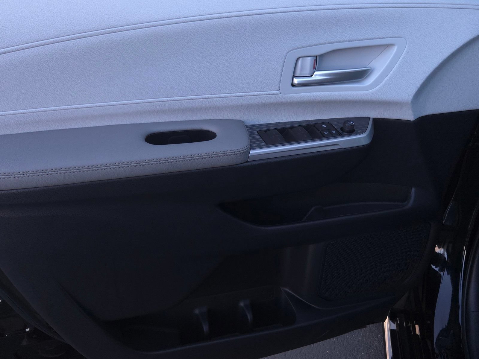 Certified 2026 Toyota Sienna XLE FWD image 9