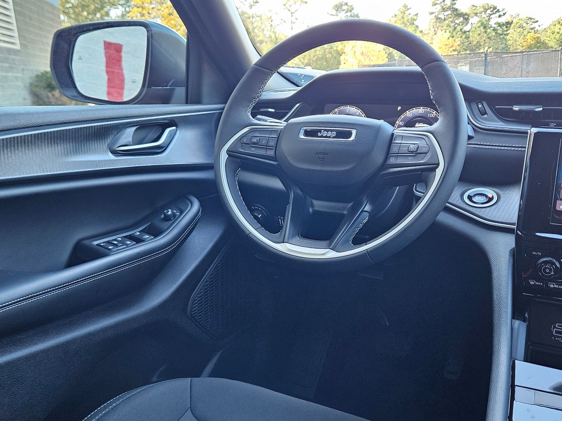 Used 2025 Jeep Grand Cherokee Laredo X w/ Luxury Tech Group I image 9