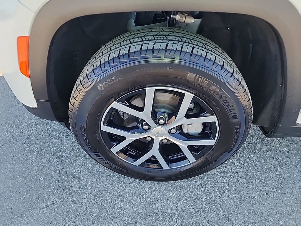 Used 2024 Jeep Grand Cherokee Limited image 5