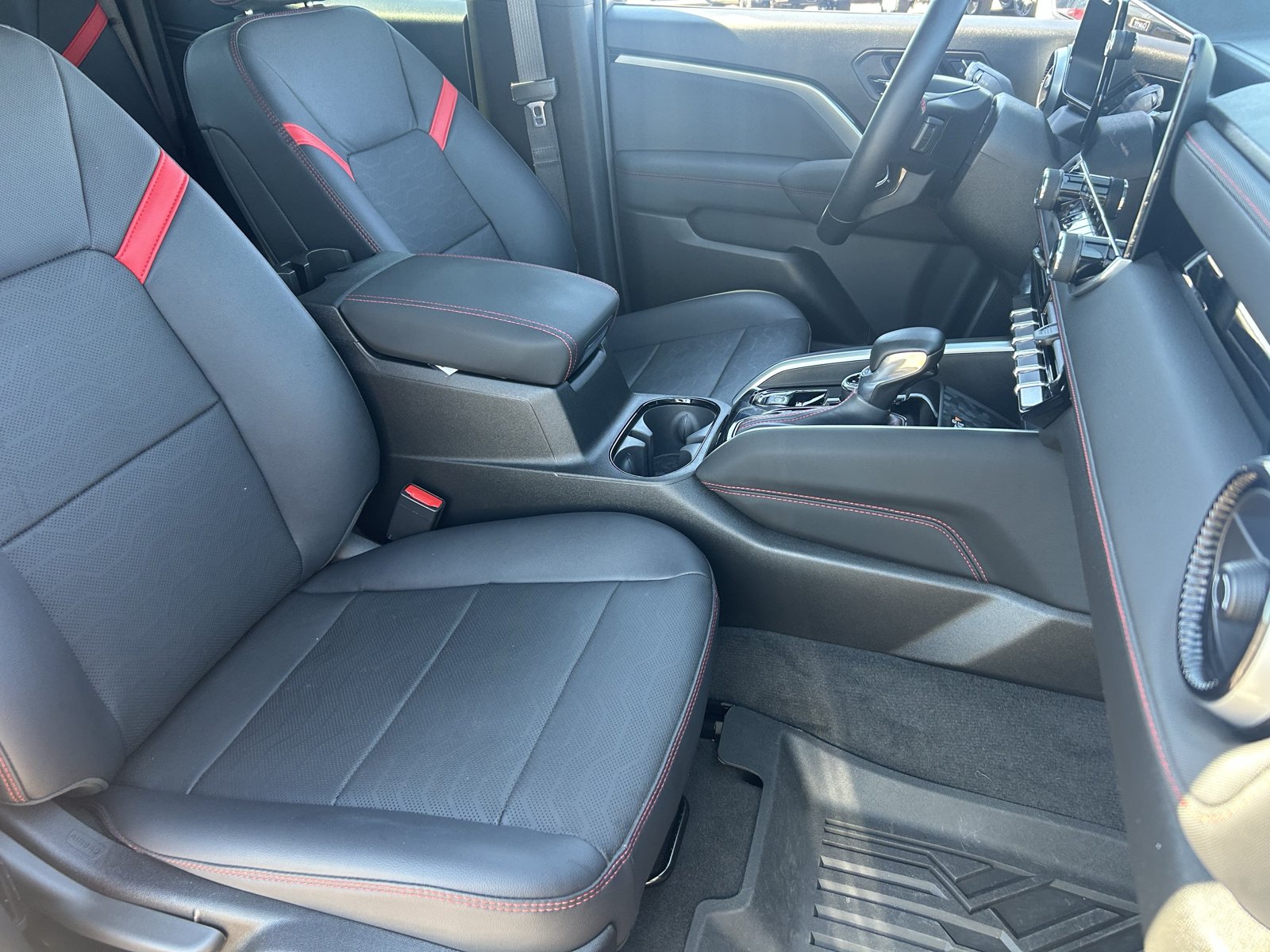 Used 2024 Chevrolet Colorado Z71 w/ Z71 Convenience Package 2 AWD/4WD image 10