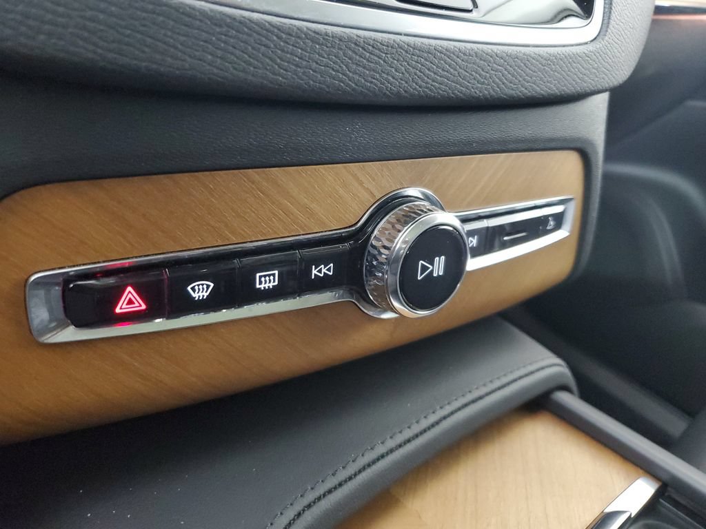 Used 2024 Volvo XC90 B5 Plus AWD/4WD image 32