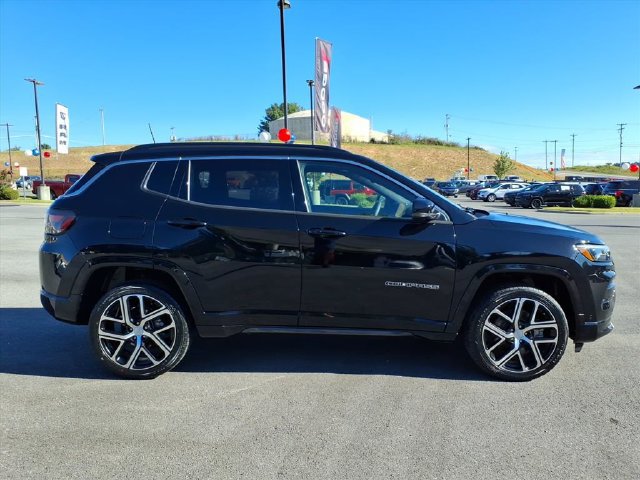 Used 2024 Jeep Compass Limited w/ Elite Group AWD/4WD image 4