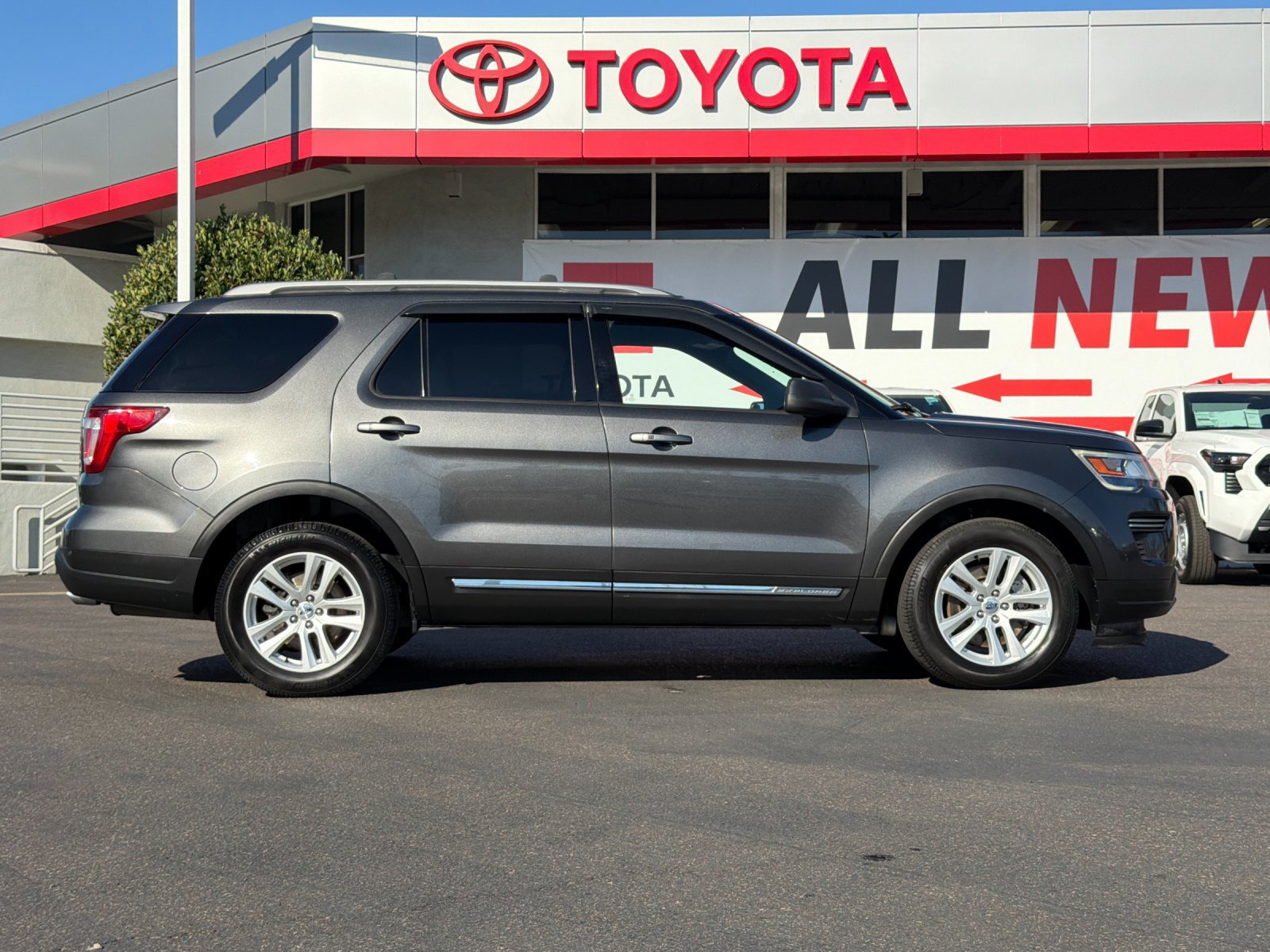 Used 2018 Ford Explorer XLT FWD image 6