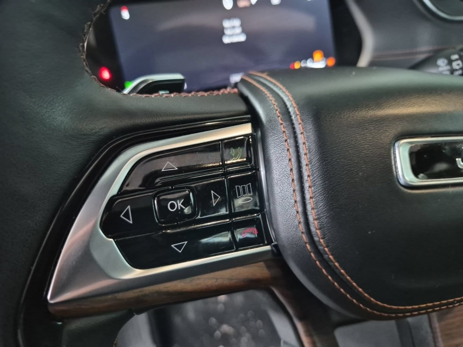 Used 2023 Jeep Grand Cherokee L Summit w/ High Altitude Package AWD/4WD image 15