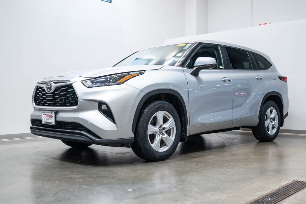 Used 2023 Toyota Highlander LE FWD image 3
