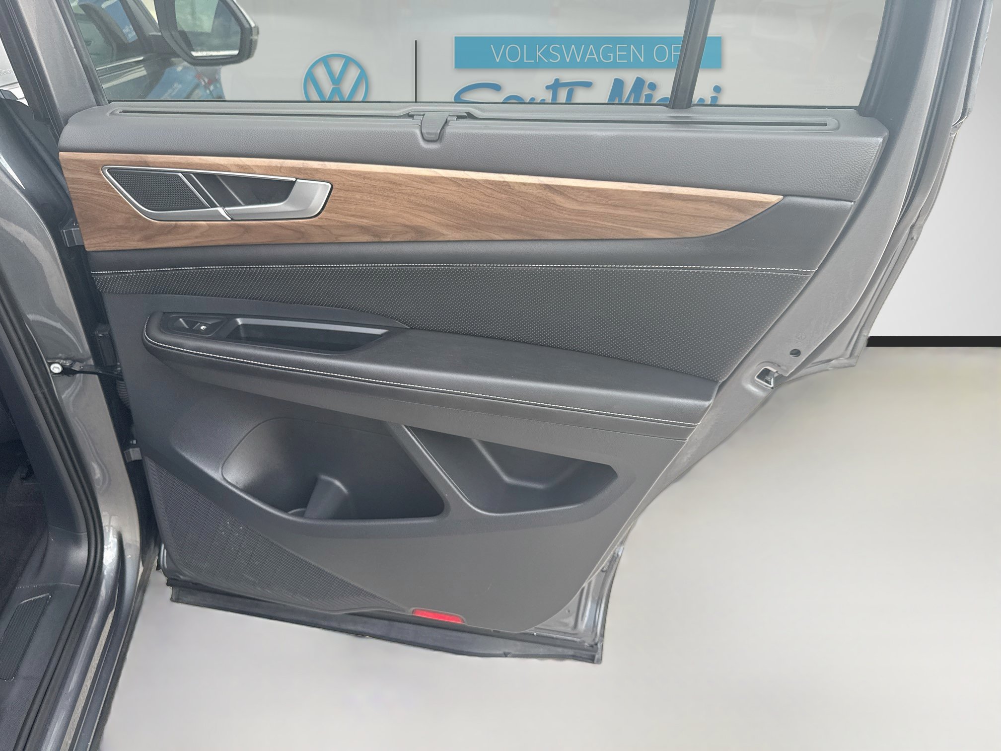 Used 2024 Volkswagen Atlas SE w/ Panoramic Sunroof Package FWD image 30