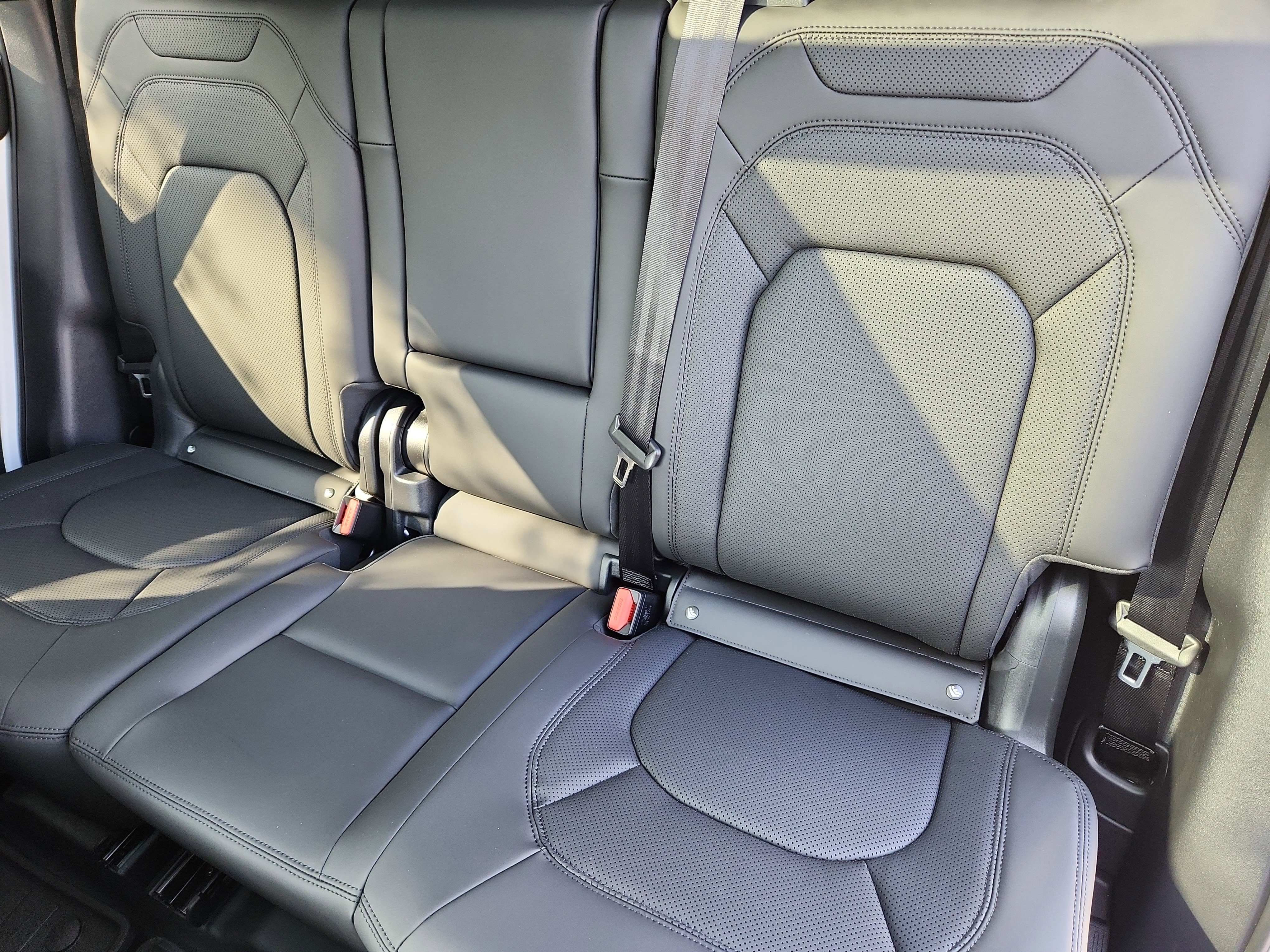 Used 2025 Land Rover Defender 110 S image 23