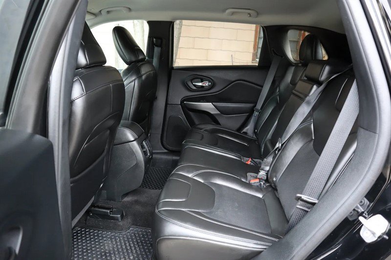 Used 2019 Jeep Cherokee Latitude Plus w/ Cold Weather Group AWD/4WD image 11