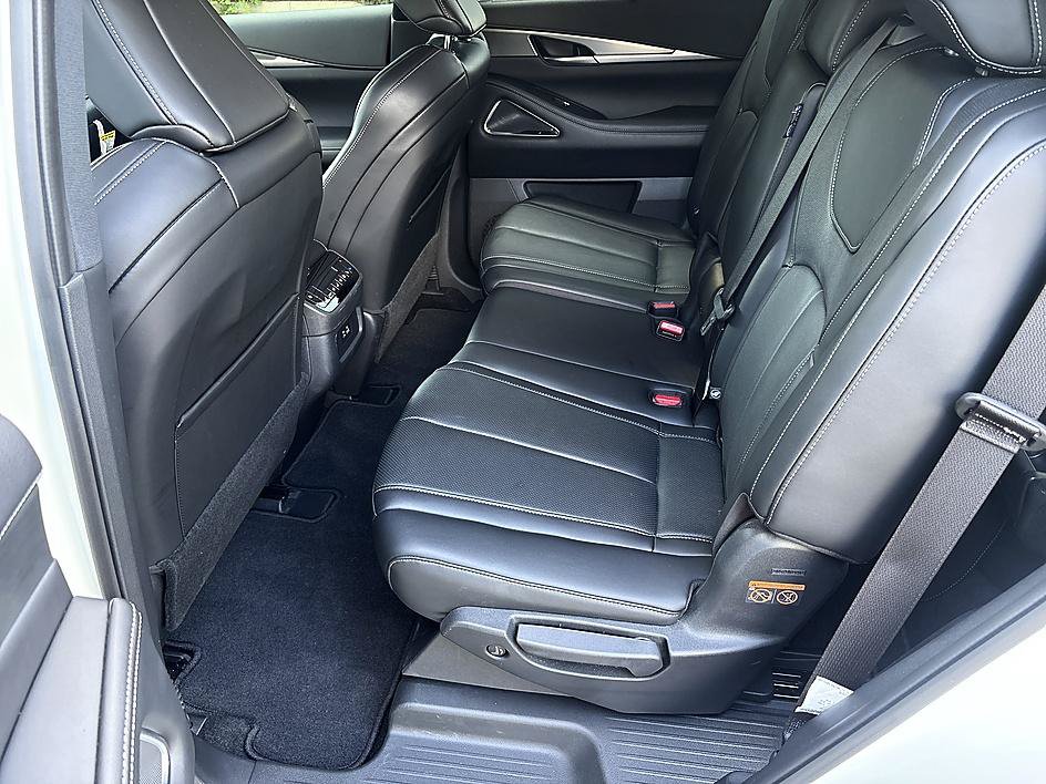 Certified 2025 INFINITI QX60 Luxe w/ Black Edition FWD image 12