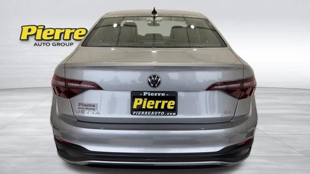 Used 2024 Volkswagen Jetta SE image 3
