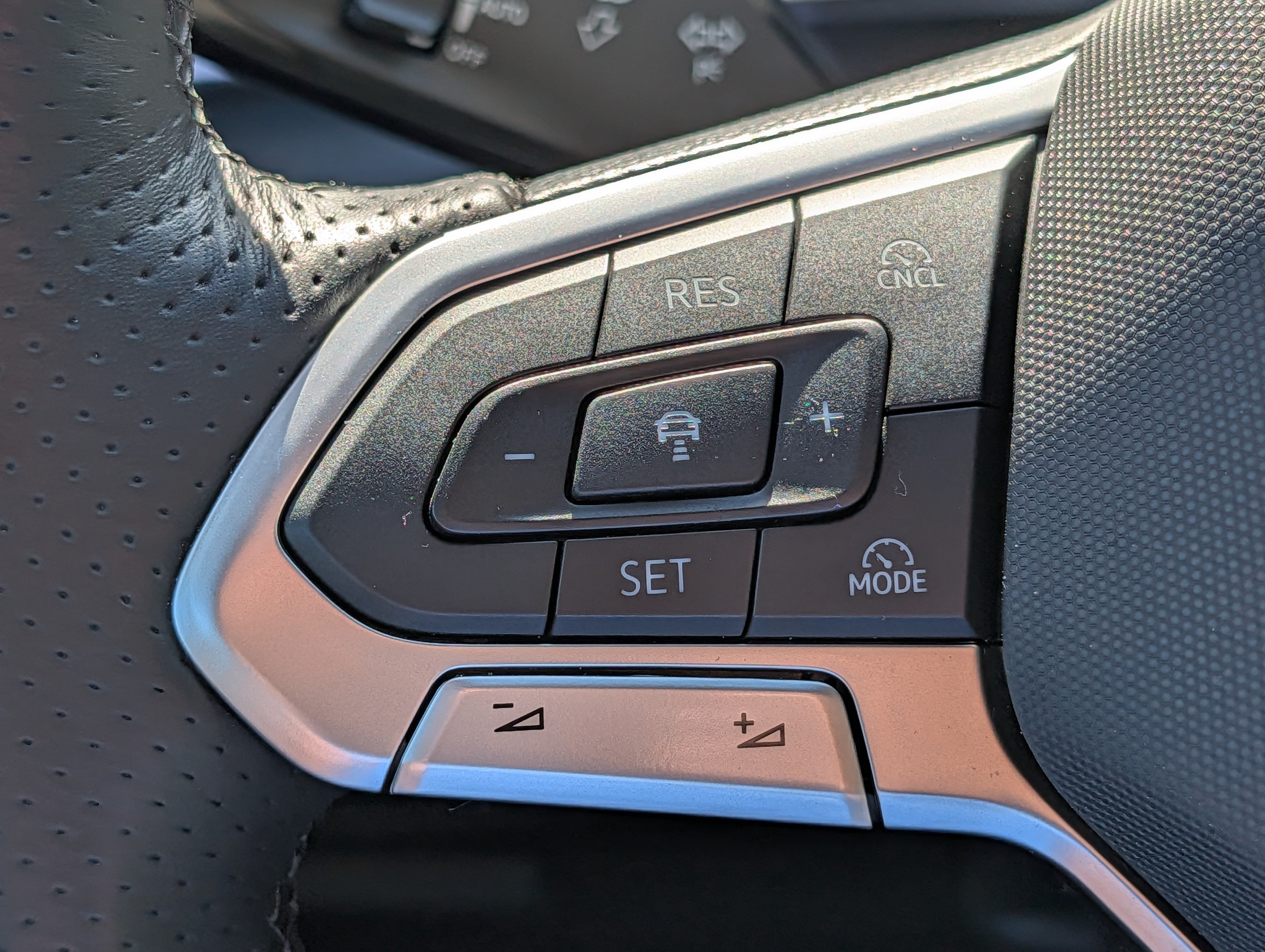 Certified 2026 Volkswagen Tiguan SE R-Line AWD/4WD image 31