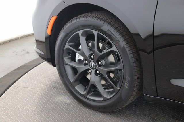 New 2026 Chrysler Pacifica Select w/ S Appearance Package image 13