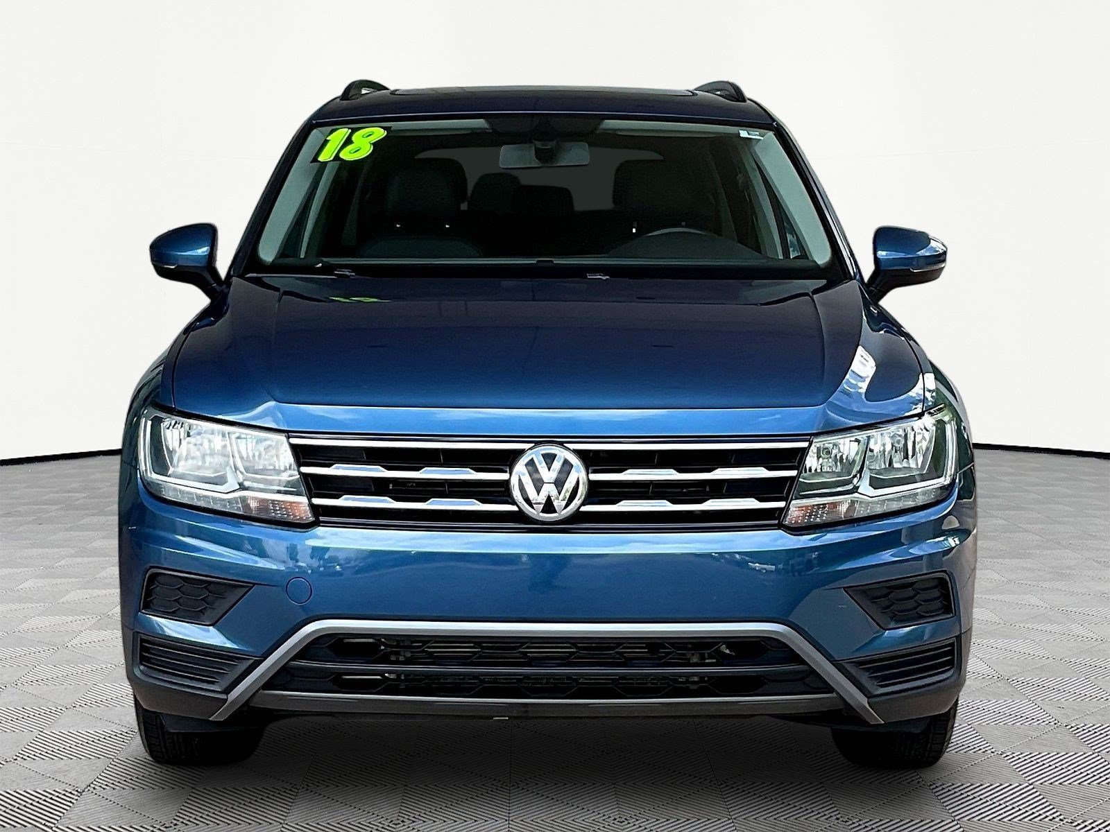 Used 2018 Volkswagen Tiguan SE w/ Panoramic Sunroof Package FWD image 2