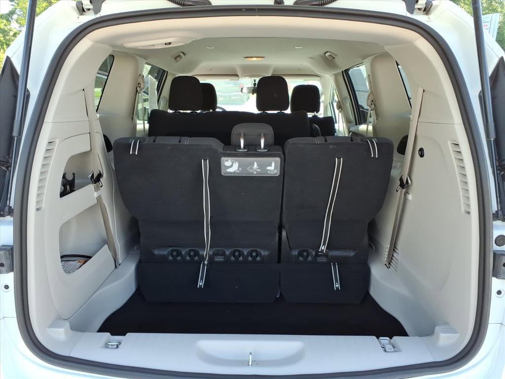 Used 2021 Chrysler Voyager L FWD image 8