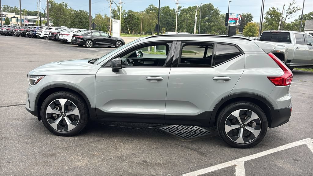 Used 2026 Volvo XC40 B5 Plus AWD/4WD image 2