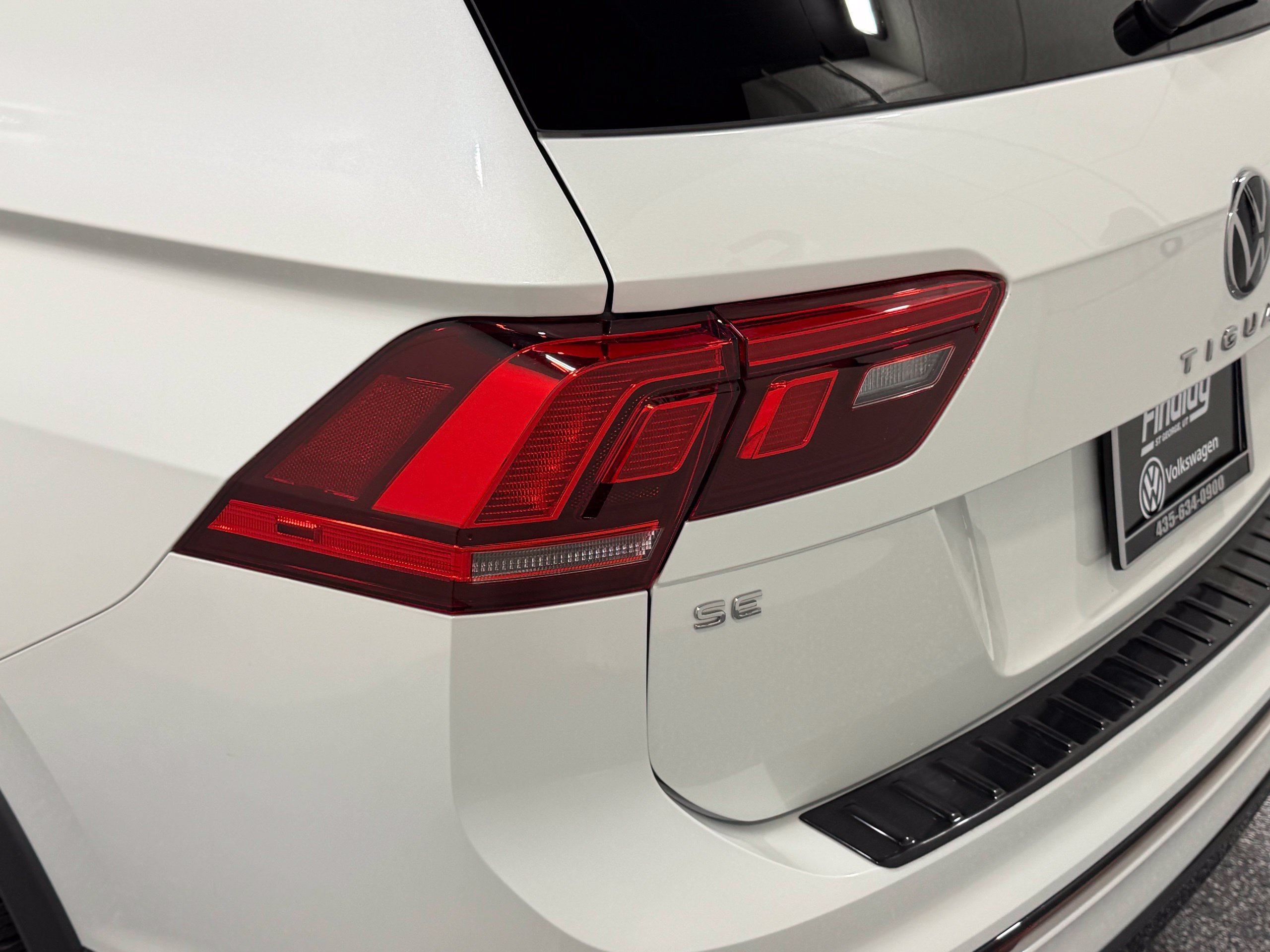 Certified 2023 Volkswagen Tiguan SE R-Line FWD image 16