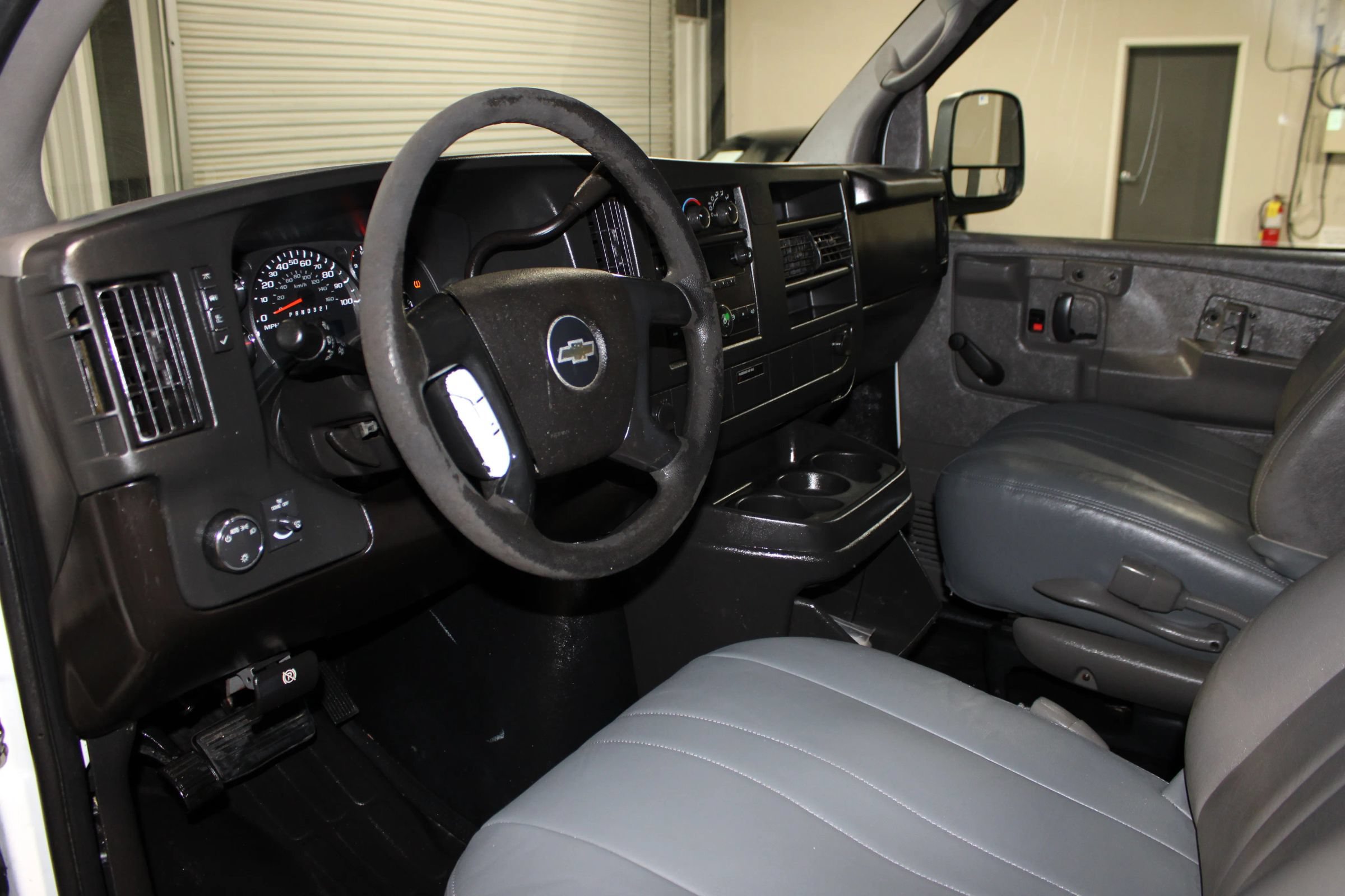 Used 2009 Chevrolet Express 1500 RWD image 17