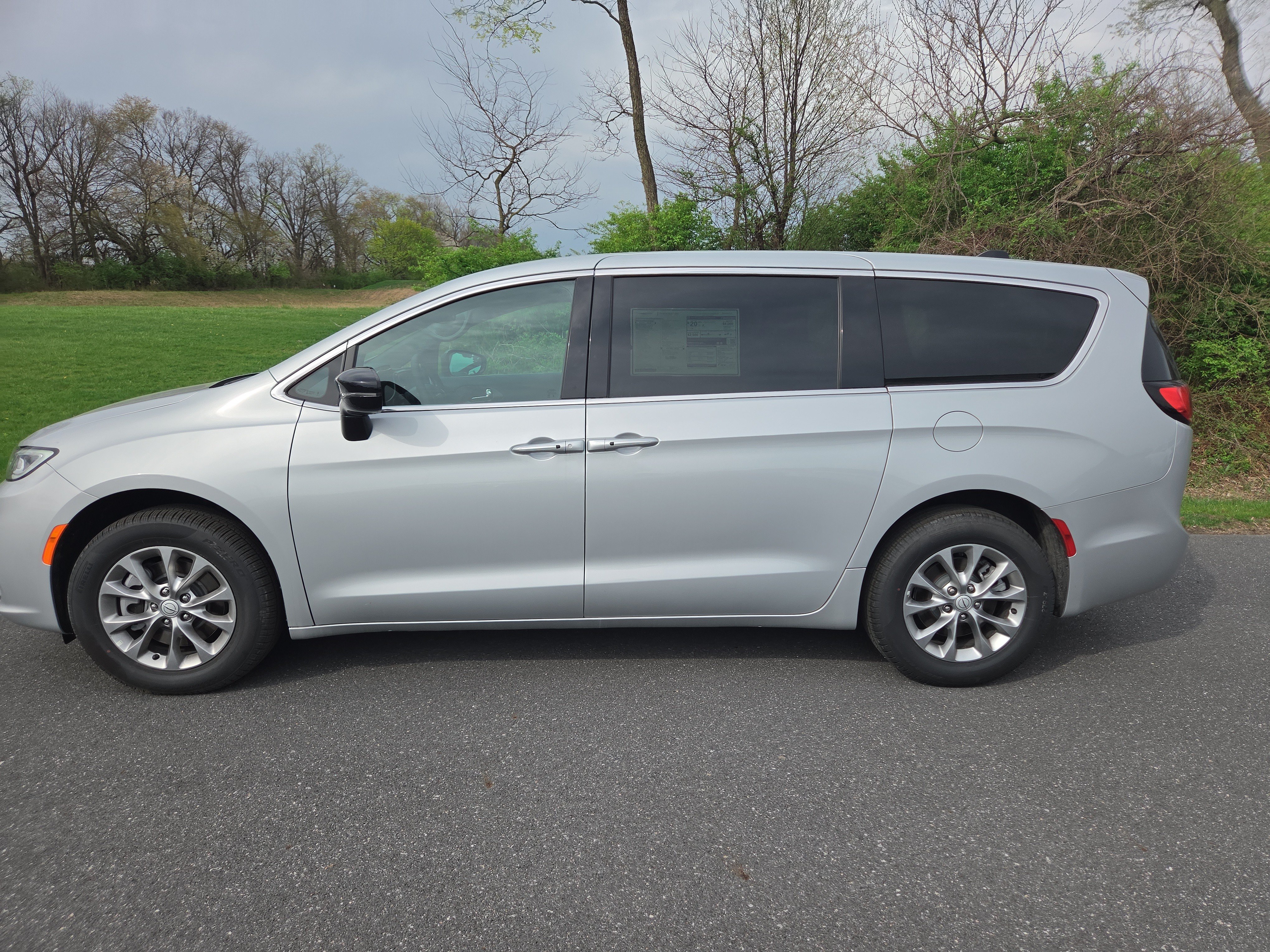 New 2026 Chrysler Pacifica Select AWD/4WD image 13