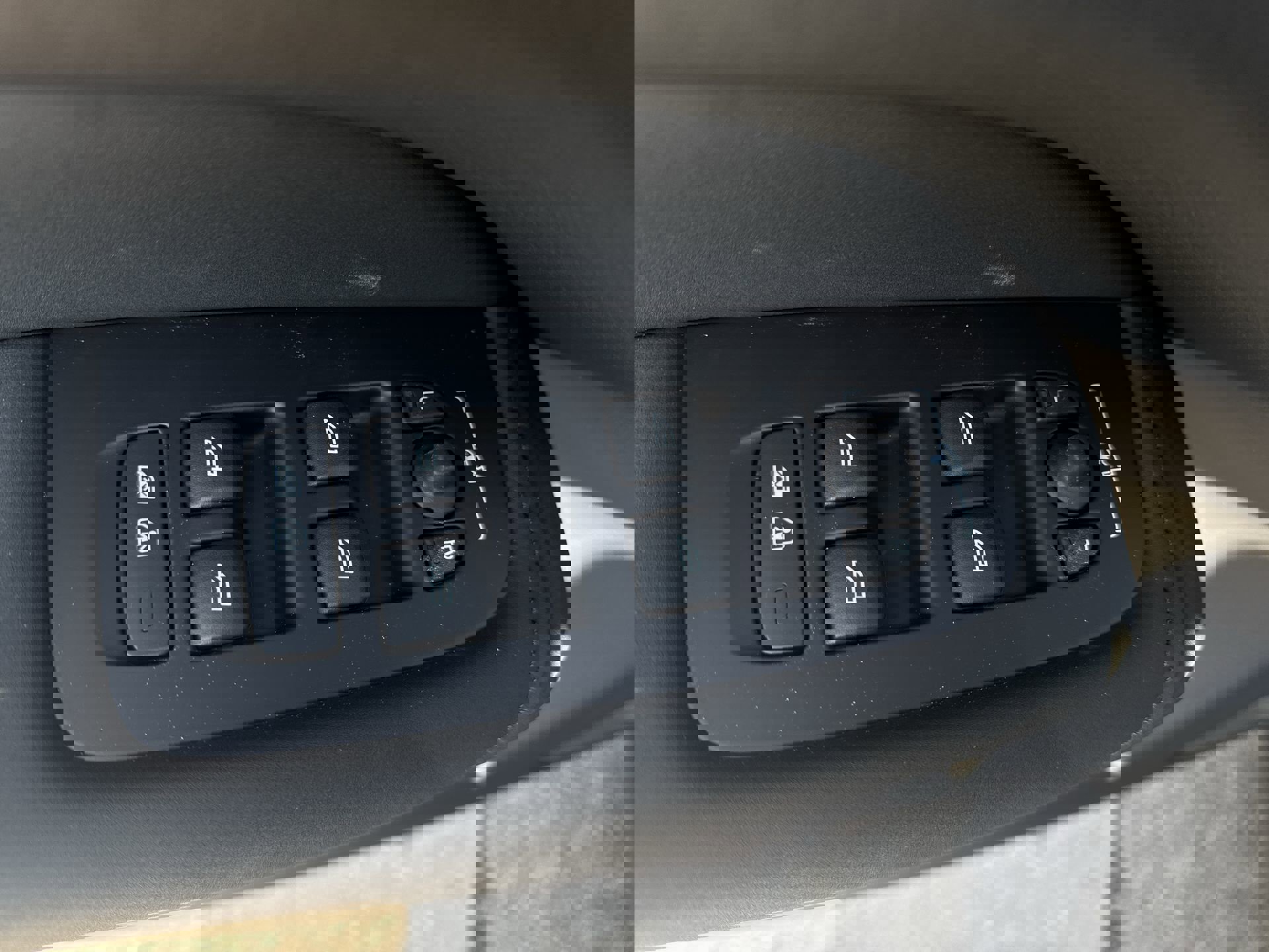 New 2026 Volvo XC60 T8 Plus w/ Protection Package Premier image 24