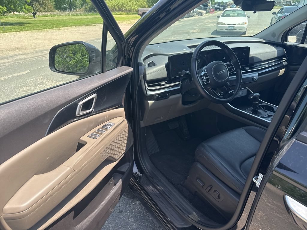 Used 2025 Kia Carnival FWD image 9