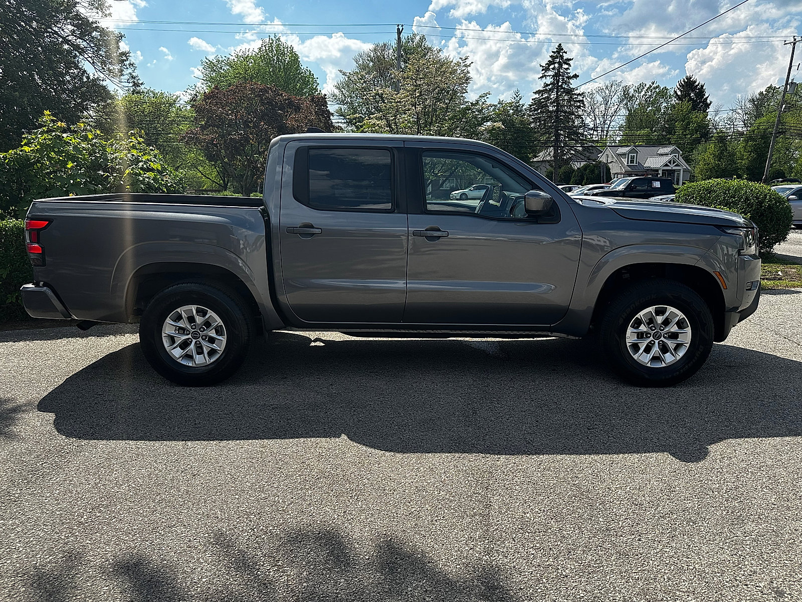 Used 2024 Nissan Frontier SV image 2