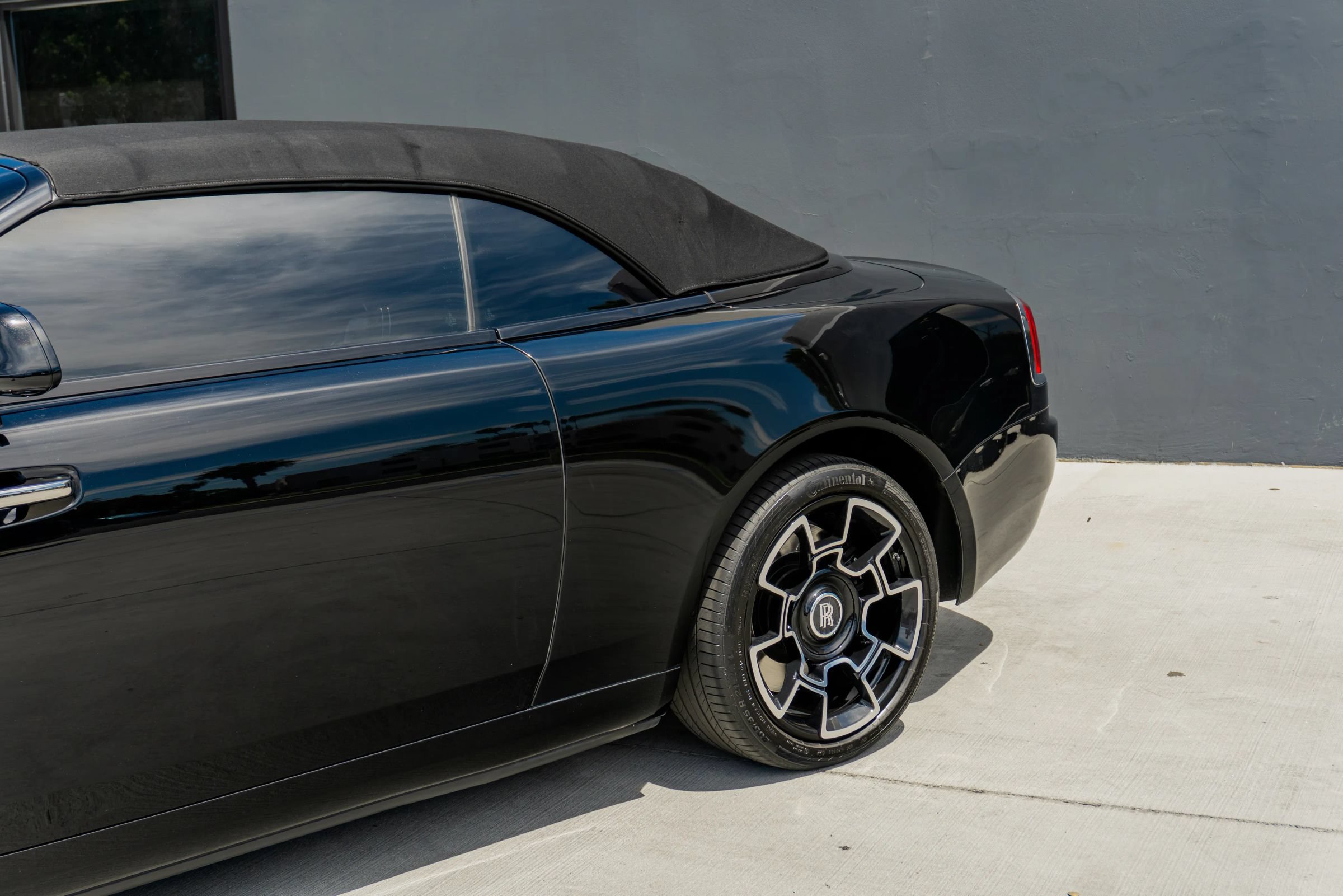 Used 2018 Rolls-Royce Dawn RWD image 27