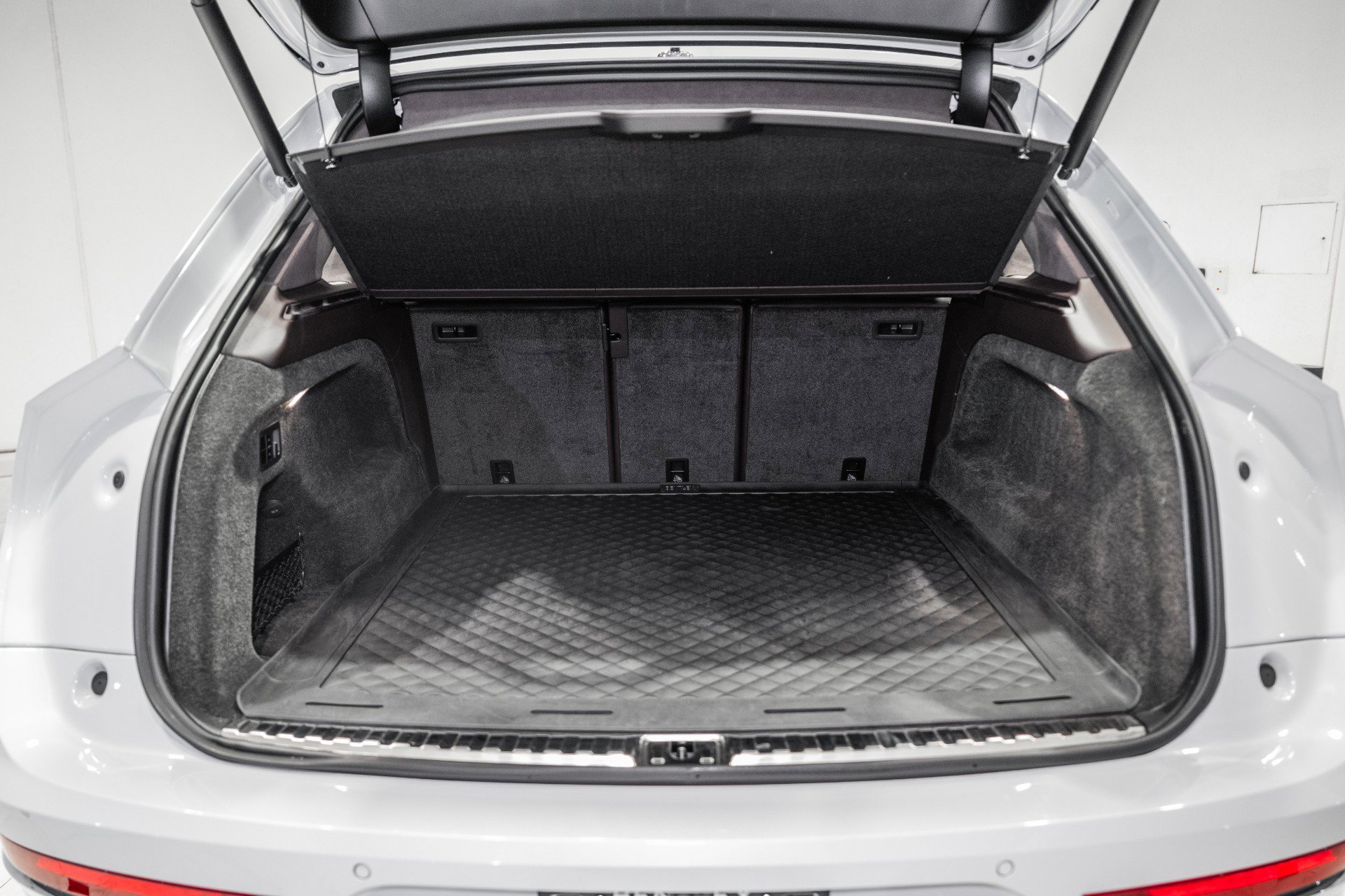 Certified 2023 Bentley Bentayga AWD/4WD image 11