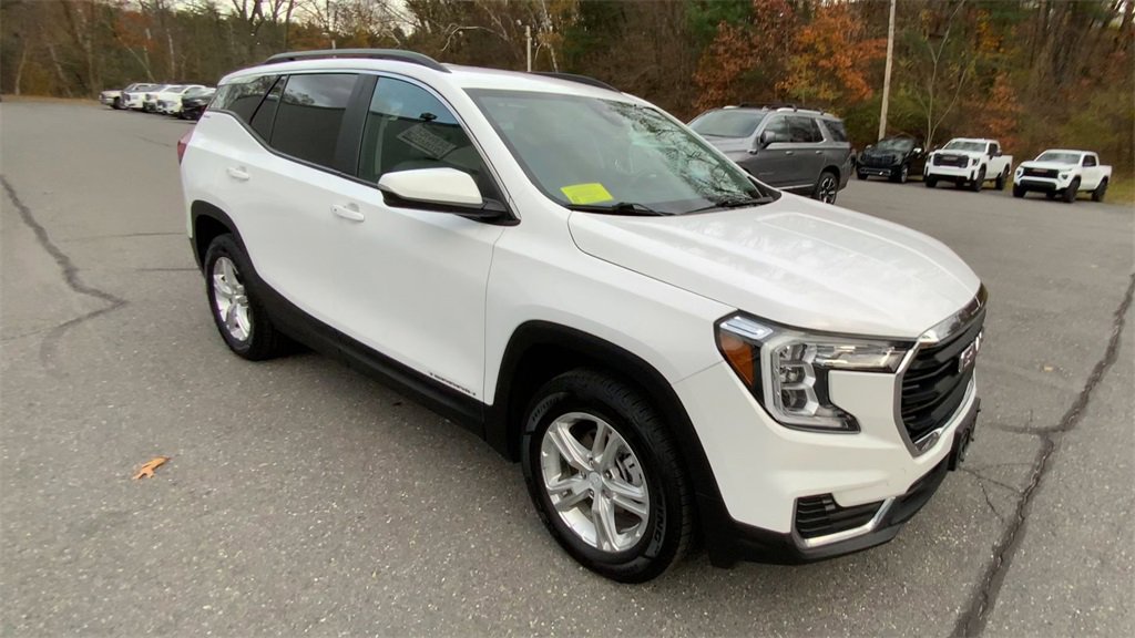 Used 2023 GMC Terrain SLE w/ Driver Convenience Package image 3