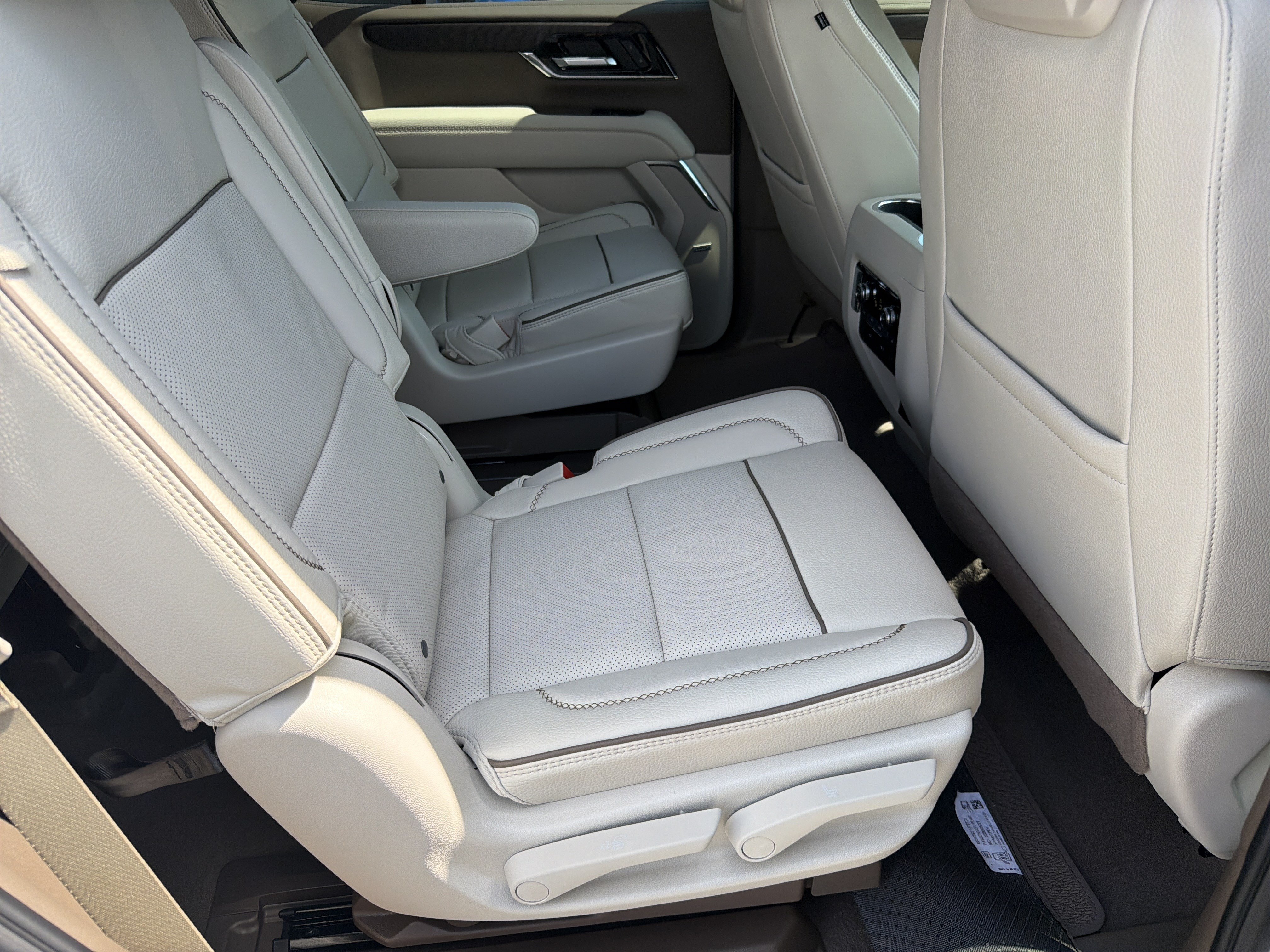 New 2026 GMC Yukon Denali w/ Advanced Technology Package AWD/4WD image 16