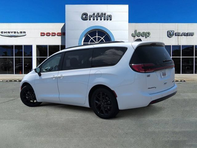 Used 2025 Chrysler Pacifica Limited FWD image 9