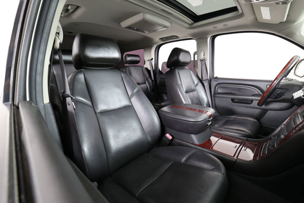 Used 2010 Cadillac Escalade Luxury AWD/4WD image 26