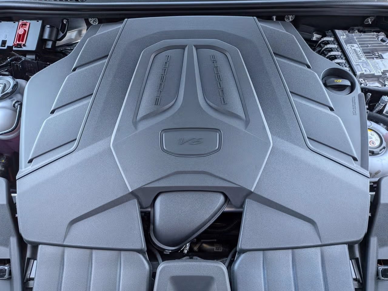 Certified 2025 Porsche Cayenne E-Hybrid AWD/4WD image 28