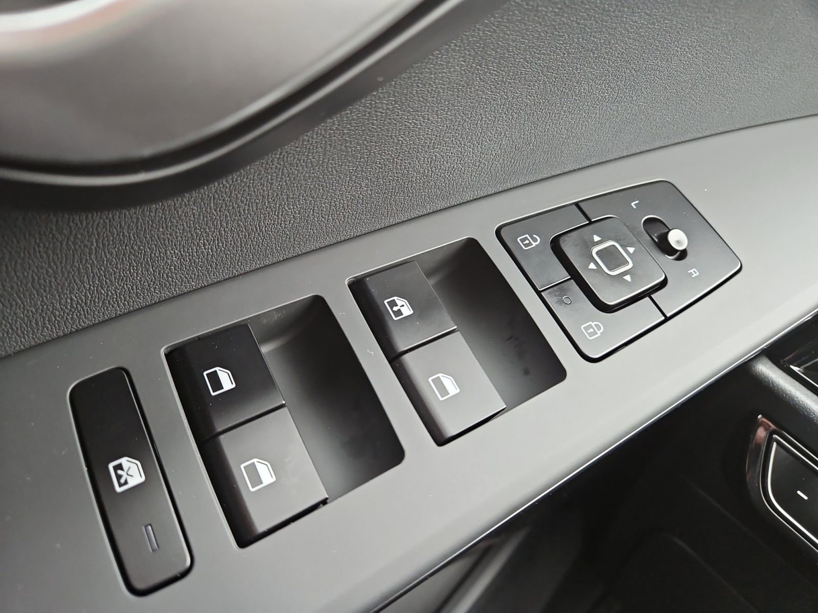 Used 2025 Kia Niro LX image 21